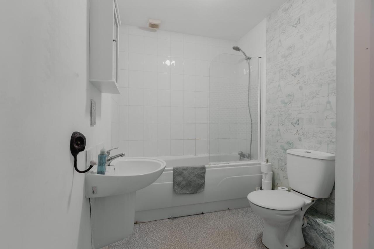 Hullidays - Theatre Side Apartment - Refurbished 2023 Kingston upon Hull Bagian luar foto