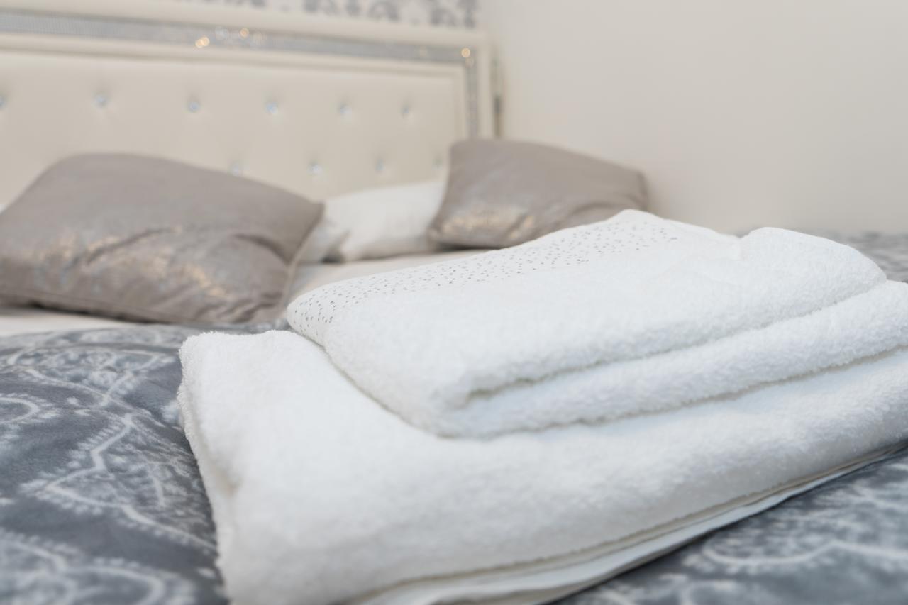 Hullidays - Theatre Side Apartment - Refurbished 2023 Kingston upon Hull Bagian luar foto